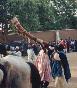 enormous horn (famfami)